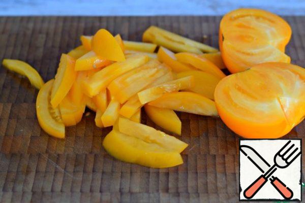 Fresh tomatoes.
Tomatoes are better for taking dense, fleshy, not too soft.
For beauty, I used yellow tomatoes.