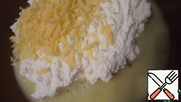 Add grated cheese and lightly beaten egg to the curd and mix.
I do not add sugar, because I have sweet apples. If you want, you can add a little powdered sugar or honey.