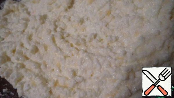 Add semolina to the resulting mass and mix again. Leave for 15 minutes, to swell the semolina.
