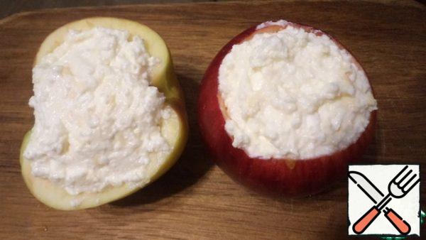 Put the filling in the apples with a spoon and put it in the oven preheated to 180 gr. for 20 minutes, until the curd and cheese filling is browned.
