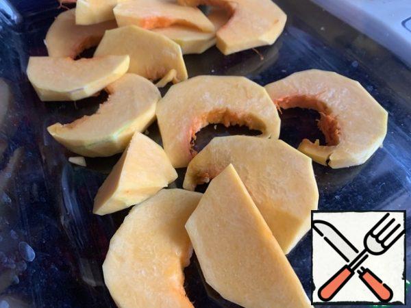 Peel the pumpkin, remove the seeds, and cut into slices.