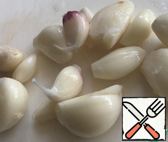 Divide the garlic into slices (you don't need to clean it).