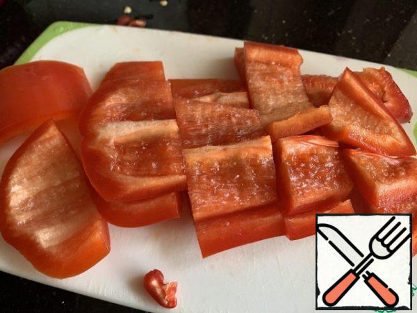 Remove the seeds from the bell pepper and cut into small pieces.