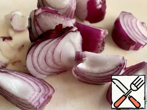 Peel the onion and cut it into feathers.