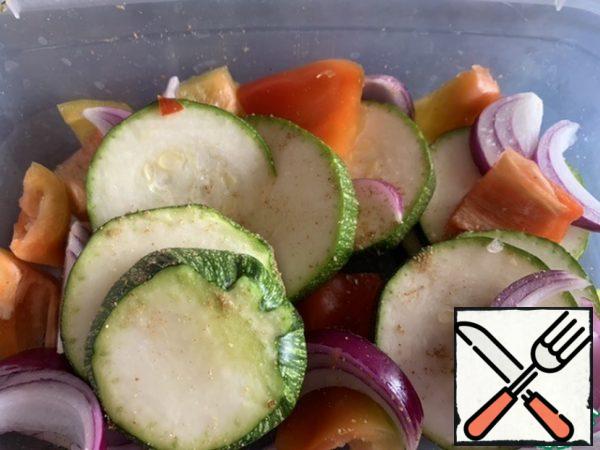 Combine the bell pepper, red onion and zucchini in a bowl, season with the remaining coriander and salt.
