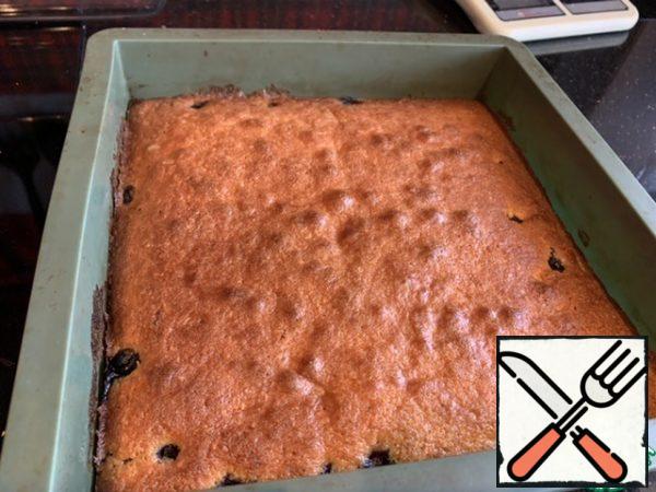Bake for 35-45 minutes. (Preheat the oven to 180 degrees. I have a square pie shape of 22 cm. If you do not use a silicone mold, then cover it with parchment and oil).