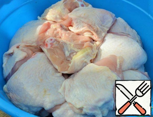 The time indicated does not include pickling.
Wash the thighs, dry them, and trim the excess.