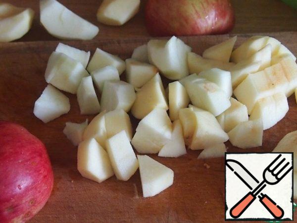 The size of the form is 20X30 cm.
The pie is made very quickly, the longest process is preparing the apples. The number of them depends on the size, so be guided by the situation. Peel the apples, remove the middle and cut into large pieces.