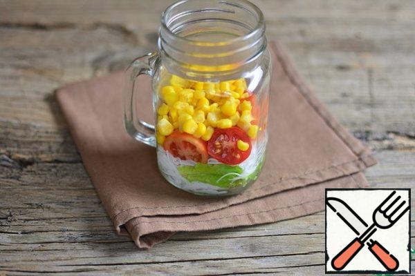 In a jar put the lettuce, then half of 1 serving funchoza, then tomatoes and corn.