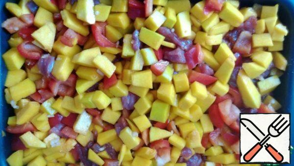 Put half of the vegetables in the form, then the meat, and the second half of the vegetables. Sprinkle each layer with crushed garlic and salt to taste. Cover with foil and send it to a preheated 180 degree oven for about an hour.