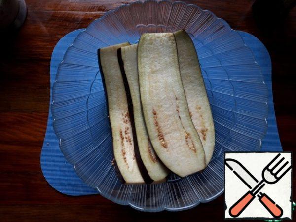 Cut the eggplants into slices no more than 0.5 cm thick, put in a bowl, salt, and leave for 10-15 minutes.