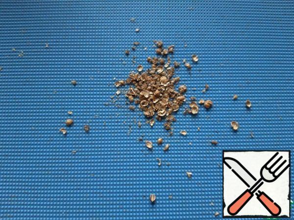 Grind whole coriander from Kamis in a mortar or on a cutting board using a rolling pin, add to the nut-cheese filling.