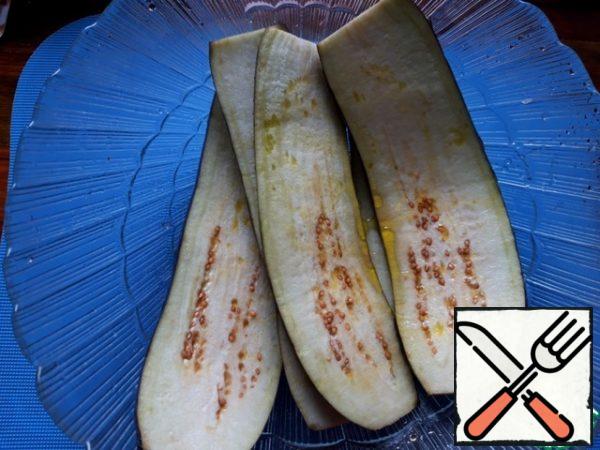 Sprinkle the eggplant slices with oil and fry in a well-heated pan on both sides until tender.