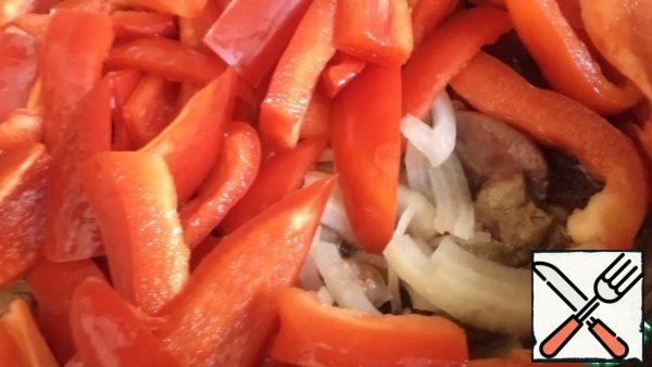 Add coarsely chopped peppers, pour in about 0.5 tbsp of hot water, stir and cook under a lid for 15-20 minutes, the pepper should become soft, and the liver should release clear juice when cut ..