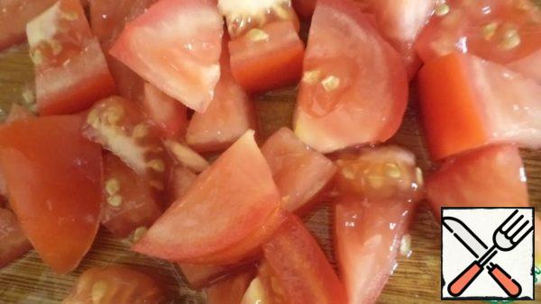 Coarsely chop the tomato, add to the saucepan, add salt, spices, chopped garlic there and heat for 1-2 minutes.  Stir and rest for 10 minutes.