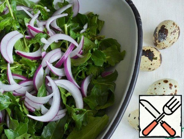 Take juicy leaves from arugula, removing twigs and spoiled leaves.  Tear the herbs with your hands, add the onion feathers, pour in the olive oil, stir.