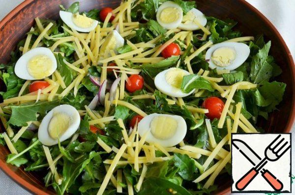 Peel the eggs, add the halves of the eggs.