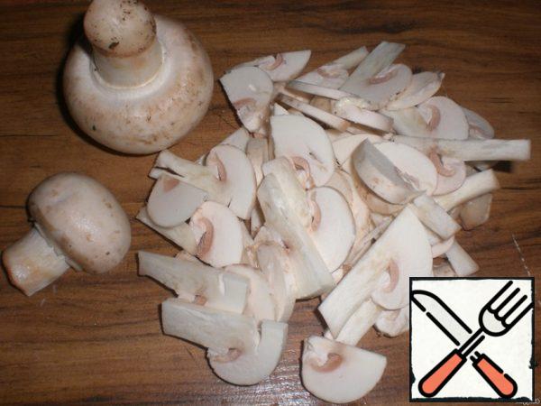 Wash the mushrooms, dry and cut into slices.