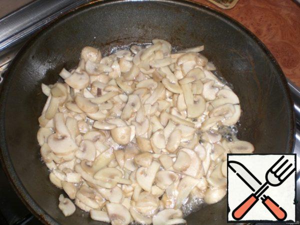 Fry the mushrooms in vegetable oil.
Allow to cool.