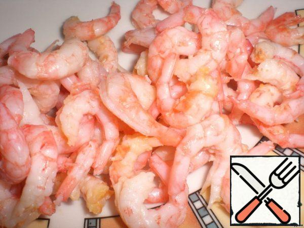 Peel the cooled shrimp.