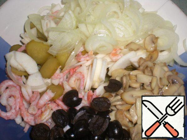 For the sauce, combine mayonnaise, mustard and lemon juice, mix well.
Put all the components of the salad in a bowl, pour out the dressing and mix well.