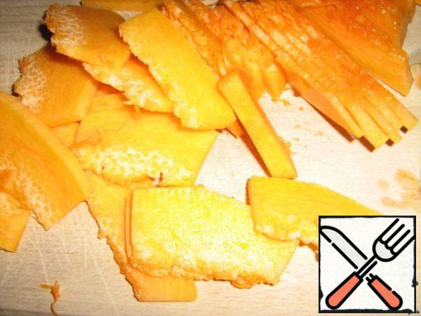 Cut the pumpkin, peeled from seeds and peel, into slices.