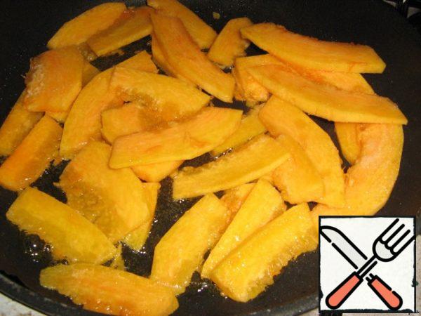 In a preheated pan, fry and lightly simmer our slices in oil.
