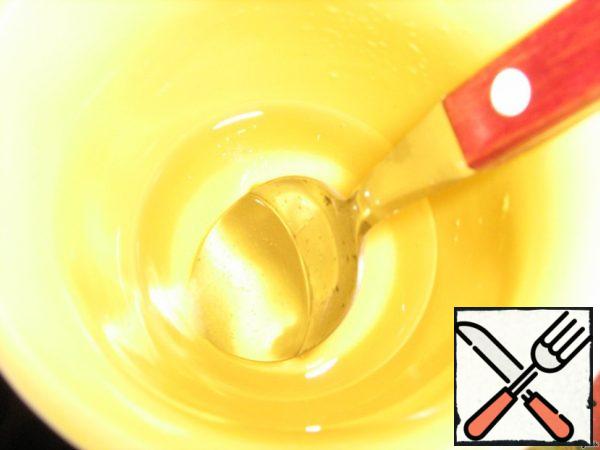 In a cup, mix the vinegar and sugar (it should dissolve), pour the composition into the pan and let it evaporate over medium heat!