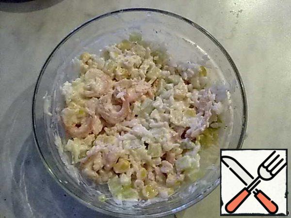 Mix everything and season with mayonnaise, with the addition of spices.