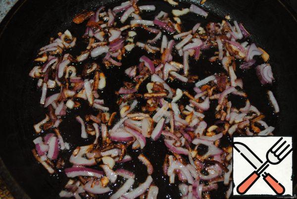 Cut the red onion, fry until golden brown.