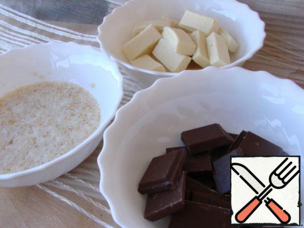 Soak gelatin in 100 ml of milk or water until it swells completely.
Break the chocolate and melt in different cups (separately white, separately dark).