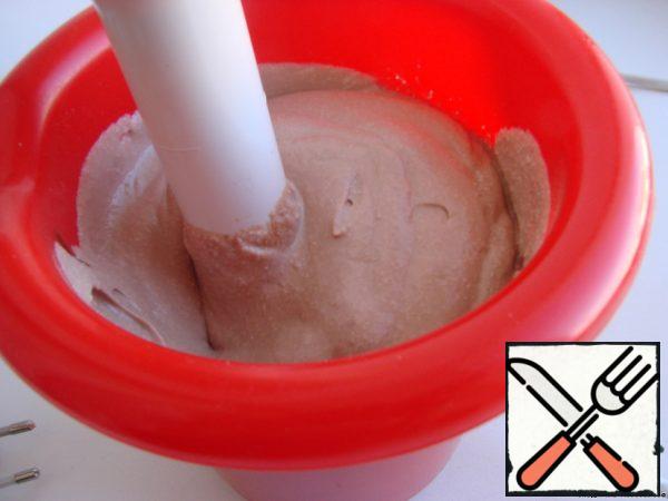Dissolve the swollen gelatin in a water bath.
Divide the cottage cheese and all the ingredients into 2 parts, one part will be with white chocolate, the other with dark chocolate.  Beat 300 g of cottage cheese with a blender with 3 tbsp.  l.  sugar, 100 ml cream, 50 ml gelatin, 100 g chocolate, a pinch of salt.