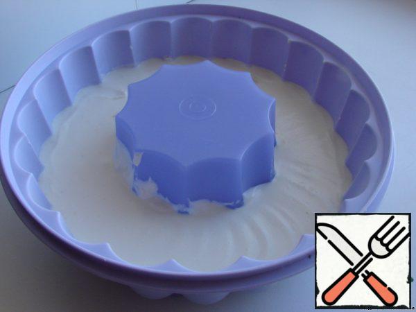 Put the mass into a mold and refrigerate.
If there is no mold, put the mixture in a simple cup.
While part of the curd mass is cooling, we repeat everything, but with a different bar of chocolate.