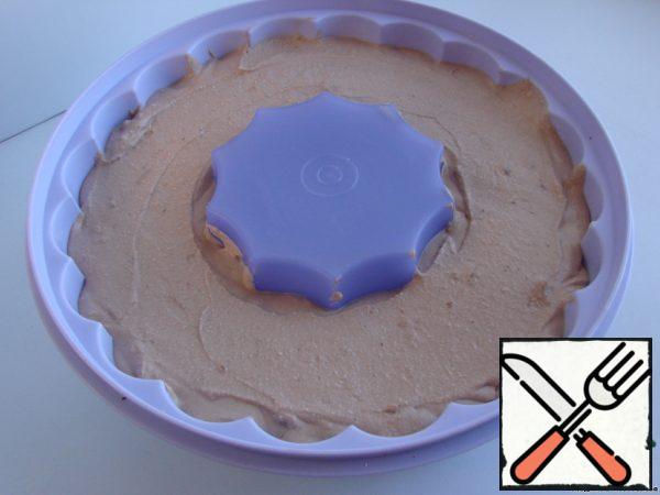 We take out the chilled mass and spread the second part of the curd-chocolate mass on it, level it.
We send to the refrigerator.