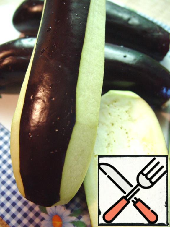 At the eggplant on both sides, cut the skin and cut it into thin plates.