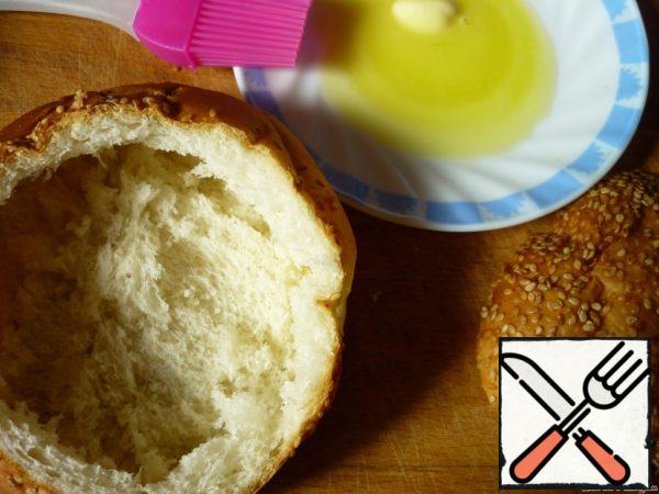 Melt 1 tbsp.  oils.
Cut off the top from the bun and take out the crumb.
Lubricate the inside of the bun and the top with melted butter.
We put our bun in an oven preheated to 190 degrees for 5-7 minutes (or in the microwave at the highest power for 4-5 minutes)