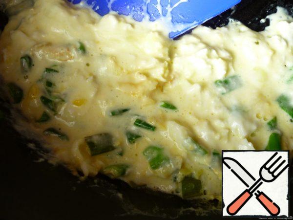In the remaining butter, lightly fry the chopped green onions over medium heat.
Add the egg.
As soon as the protein turns white, add the cream (or sour cream) and mix well.  Salt.
