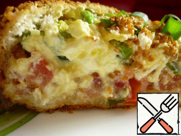 Put the resulting omelet on the tomato.
Sprinkle with herbs, sesame seeds.  Cover with a lid.
Here's a cutaway sandwich!