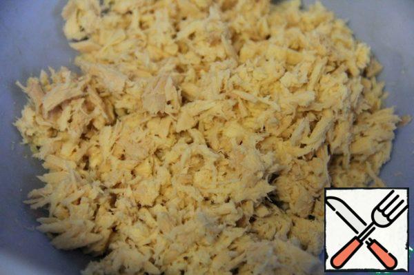 Soak beans in water overnight.  Boil in the morning and let cool. Remove the tuna from the jar, let the water drain, and cut.
