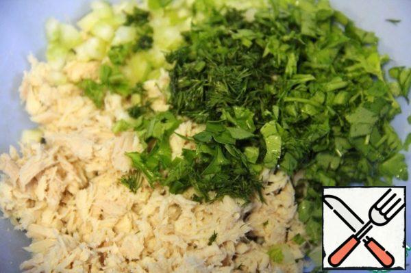 Combine beans, tuna, finely chopped parsley and dill.