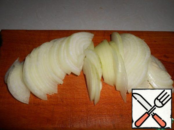 Cut the onion into half rings.
