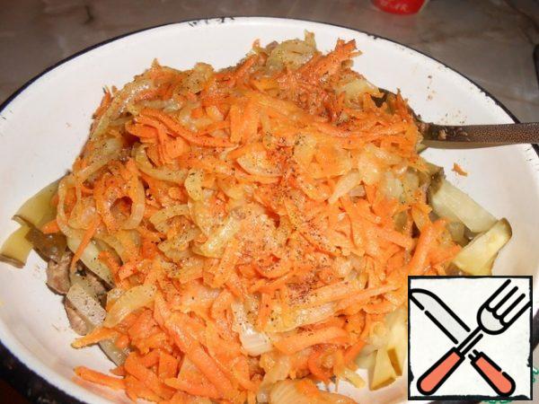 When the liver is ready, take it out in a bowl, in which we will mix.
Then fry the onion. When it is almost ready, add the carrots to it. Onions should be Golden and carrots soft, then remove the vegetables from the heat and add to the liver.