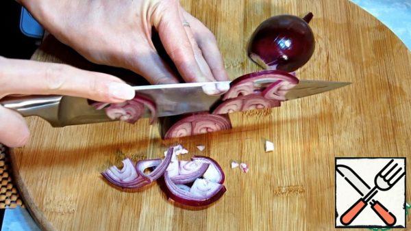Cut the onion into half rings.
