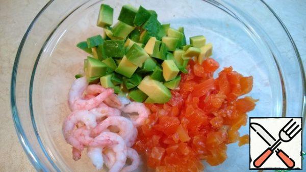Cut the trout, avocado, orange into cubes, add the shrimp and arugula.