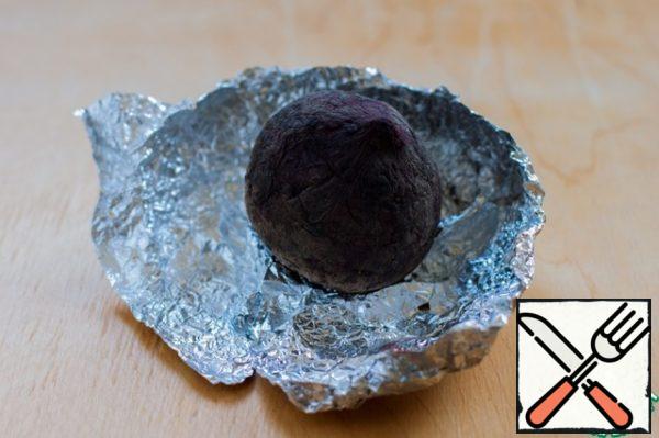 If you do not count the time for baking beets, then you can prepare this salad in 10 minutes.
I bake beets in the oven at a temperature of 200 * C for about an hour. The time depends on its size.