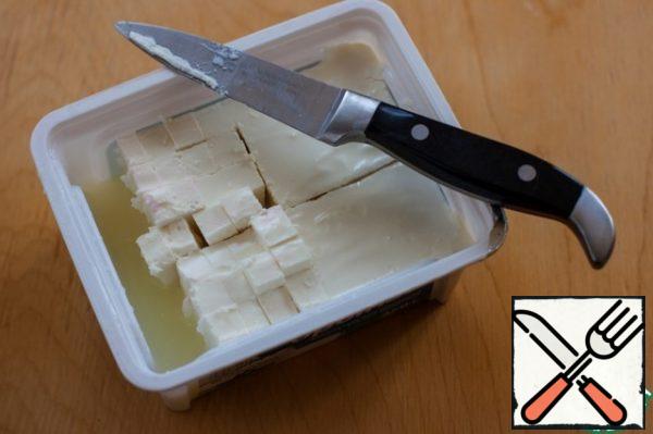Cut the feta, too, or break it into small pieces. Instead of feta, you can take young goat cheese... who loves. I don't like.