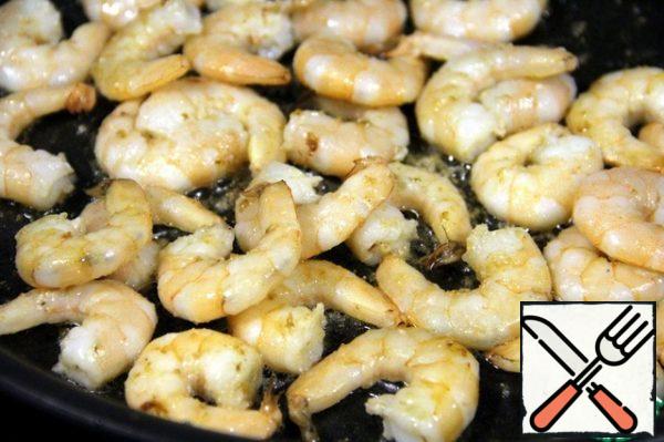 Lightly fry the prawns on both sides in a frying pan.