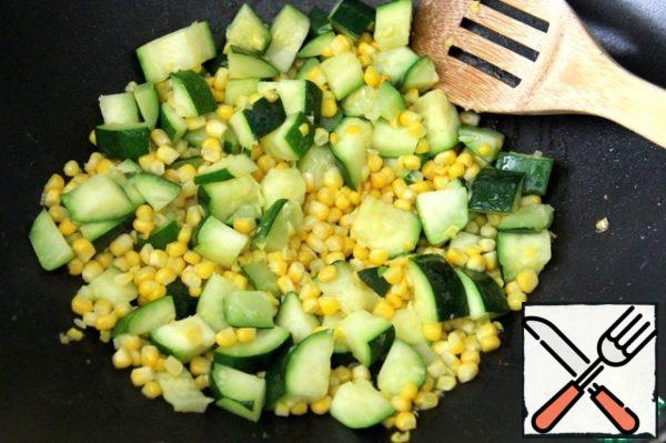 Remove the corn kernels from the cob. Zucchini zucchini cut into cubes. Fry the corn kernels and zucchini with olive oil. Allow to cool.