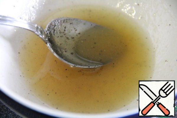 Now we are preparing the gas station. To do this, mix the lemon juice, olive oil, honey, salt and pepper.