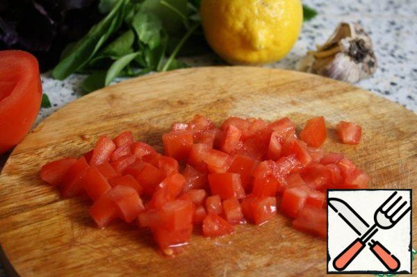 Remove the seeds and watery flesh from the tomatoes. Cut into medium cubes and sprinkle with ground pepper.